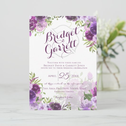 Invitation de monogramme de pompier à fleurs viole (Debout devant)