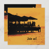 invitation de personnes heureuses au coucher du so (Devant / Derrière)