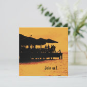 invitation de personnes heureuses au coucher du so (Debout devant)