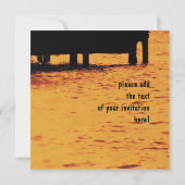 invitation de personnes heureuses au coucher du so (Dos)