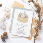 Invitation de petit Baby shower bleu Dumpling<br><div class="desc">Cette invitation pour baby shower fille mignonne et kawaii "leur petite bouchée sur le chemin" présente une bouffée avec un visage souriant dans un vapeur chinois sur un arrière - plan blanc. L'envers est doté d'un arrière - plan bleu bébé avec des motifs gris. Modifiez la couleur arrière - plan...</div>