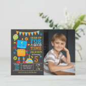 Invitation de photo d'anniversaire de garçon avec  (Debout devant)