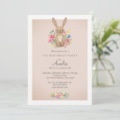 Invitation de premier anniversaire de lapin floral (Debout devant)