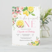 Invitation de premier anniversaire florale aux agr (Debout devant)