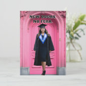 Invitation de remise de diplômes rose moderne (Debout devant)