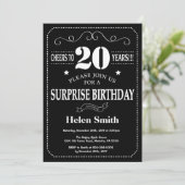 Invitation de surprise d'anniversaire 20 ans table (Debout devant)