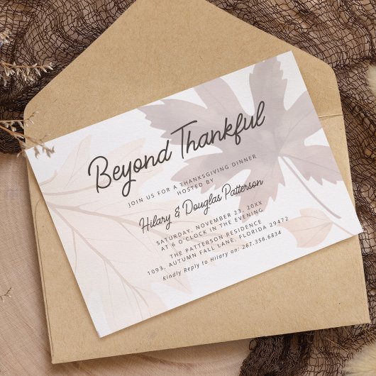 Invitation de Thanksgiving aux feuilles d'automne