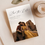 Invitation Décontracté Chic Rustic Desert Photo Enregistrer L<br><div class="desc">Capturez l'essence de votre histoire d'amour avec notre Décontracté Chic Rustic Desert Photo Save The Date Invitation. Doté d'un magnifique paysage désertique, ce design élégant et minimaliste complète parfaitement votre voyage romantique. La carte recto verso présente un style calligraphique manuscrit, mêlant éléments modernes et fantaisistes. C'est le choix idéal pour...</div>