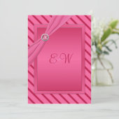 Invitation décorée d'un monogramme de rayure rose (Debout devant)