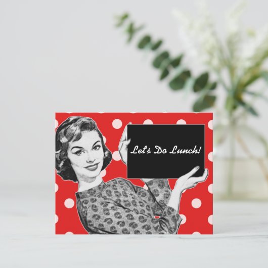 Invitation Déjeuner avec une pancarte dans les années 1950 (Debout devant)