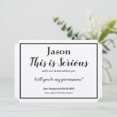 Invitation Demande de garçon d'honneur Ceci est sérieux Nom O (Debout devant)