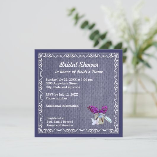 Invitation Denim Blue Burlap, Fleur violette, Jar Bride Douch (Debout devant)