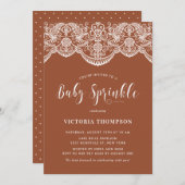 Invitation Dentelle Brocade Blanche Terracotta Bébé Parsemer (Devant / Derrière)