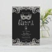 Invitation Dentelle noire & argent Masquerade Sweet 16 Party (Debout devant)