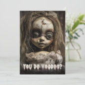 Invitation Déplaisante poupée vaudou fête d'Halloween adulte (Debout devant)
