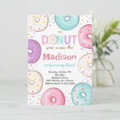 Invitation Des beignets colorés Saupoudrent l'Anniversaire de (Debout devant)