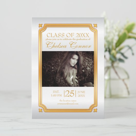 Invitation des diplômés en satin blanc et en or (Debout devant)