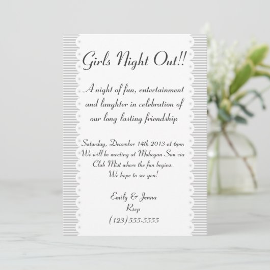 Invitation Des Filles Chic Grises À La Soirée (Debout devant)