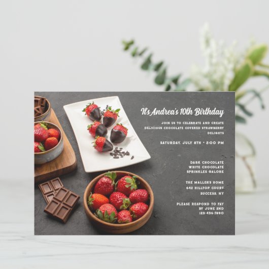 Invitation des fraises couvertes de chocolat (Debout devant)