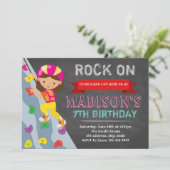 Invitation d'escalade de roche de fille (Debout devant)