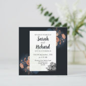 Invitation Design floral bleu foncé élégant avec accents de b (Debout devant)