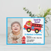 Invitation Dessin de caricature joli de pompier rouge (Debout devant)