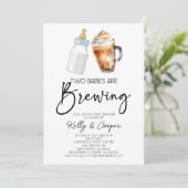 Invitation Deux Bébés Brassent Bouteille Baby shower Café (Debout devant)