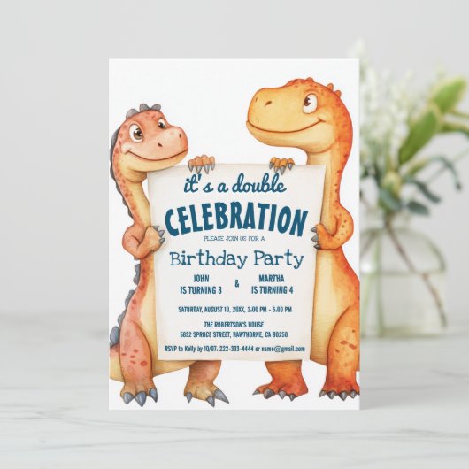 Invitation Deux Dinosaures tenant le signe Double fête d'anni (Debout devant)