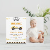 Invitation Deux Fast Yellow Race Car Boy 2e Anniversaire Phot (Debout devant)