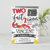 Invitation Deux fête d'anniversaire rapide Red Race Car 2e an (Debout devant)