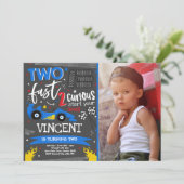 Invitation Deux fête d'anniversaire rapide Red Race Car 2e an (Debout devant)