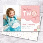 Invitation Deux filles roses douces 2ème anniversaire Invitat<br><div class="desc">Cette invitation de fête d'anniversaire rose est conçue pour une fille qui a 2 ans. Le texte moderne dit "(Nom) est DEUX sucré" accentué avec et givré beignets avec arrosage une offre une photo verticale. Photographie © Storytree Studios,  Stanford,  CA</div>