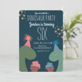Invitation Deux gâteaux d'anniversaire de dinosaure avec conf (Debout devant)