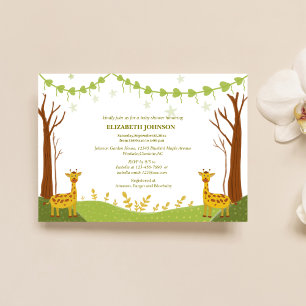 Invitation deux jolies girafes dans un baby shower boisé vert