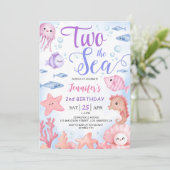 Invitation DEUX La Mer ! 2e anniversaire bébé fille mignonne  (Debout devant)
