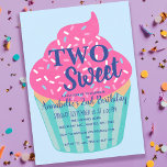 Invitation Deux mignonnes Cupcake Kids Deuxième anniversaire<br><div class="desc">Tournez deux avec un peu de plaisir ! Les invitations pour l'anniversaire de ces enfants ont un grand et adorable design de cupcake avec les mots "Two Sweet", parfait pour une célébration aussi délicieuse que votre petit ! Cet invitation est personnalisable vous pouvez changer la police et la couleur arrière...</div>