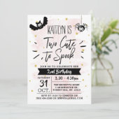 Invitation Deux Mignonnes Filles À Parler Halloween 2e Annive (Debout devant)