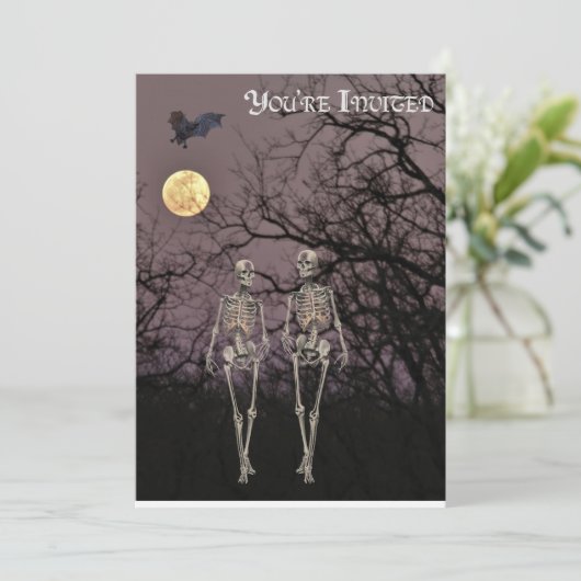 Invitation Deux Skeletons Marchent À Travers La Forêt Hantée (Debout devant)