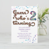 Invitation Devinez qui tourne 2 biscuits avec des arroses (Debout devant)