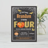 Invitation d'Halloween pour les enfants de 4 ans.  (Debout devant)