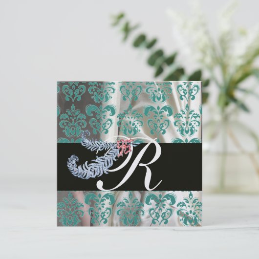 INVITATION DIAMOND FEATHERS GLACE BLEU SOIE DAMAS MONOGRAM (Debout devant)