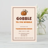 Invitation Dinde de Thanksgiving drôle "Gobble Til You Wobble (Debout devant)