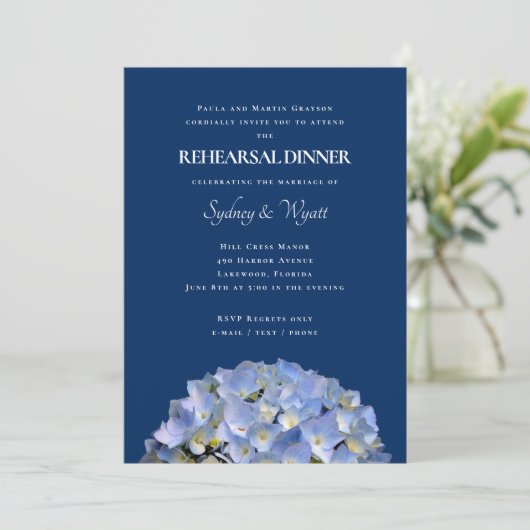 Invitation Dîner de répétition Blue Hydrangea Nom de l'hôte (Debout devant)