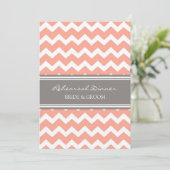 Invitation Dîner de répétition Coral Grey Chevron (Debout devant)