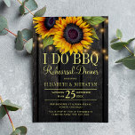 Invitation Dîner de répétition de la grange de tournesol d'or<br><div class="desc">Un pays rustique I DO BBQ mariage répétition dîner élégante invitation modèle sur bois de grange brun foncé arrière - plan avec de grands bouquets de tournesols jaunes, cordes de lumières scintillantes et un script de typographie en faux or. Facile à personnaliser avec vos détails ! Vous pouvez choisir de...</div>