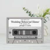 Invitation Dîner de répétition de mariage sur cassette rétro (Debout devant)