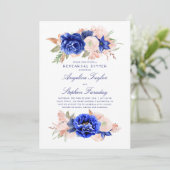 Invitation Dîner de répétition élégant marine et rose floral (Debout devant)