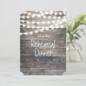 Invitation Dîner de répétition en bois rustique et lampes à c (Debout devant)
