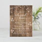 Invitation Dîner de répétition en bois rustique, flocons de n (Debout devant)