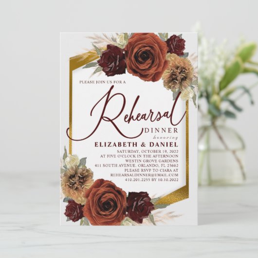 Invitation Dîner de répétition en laiton de Pampas et fleurs (Debout devant)